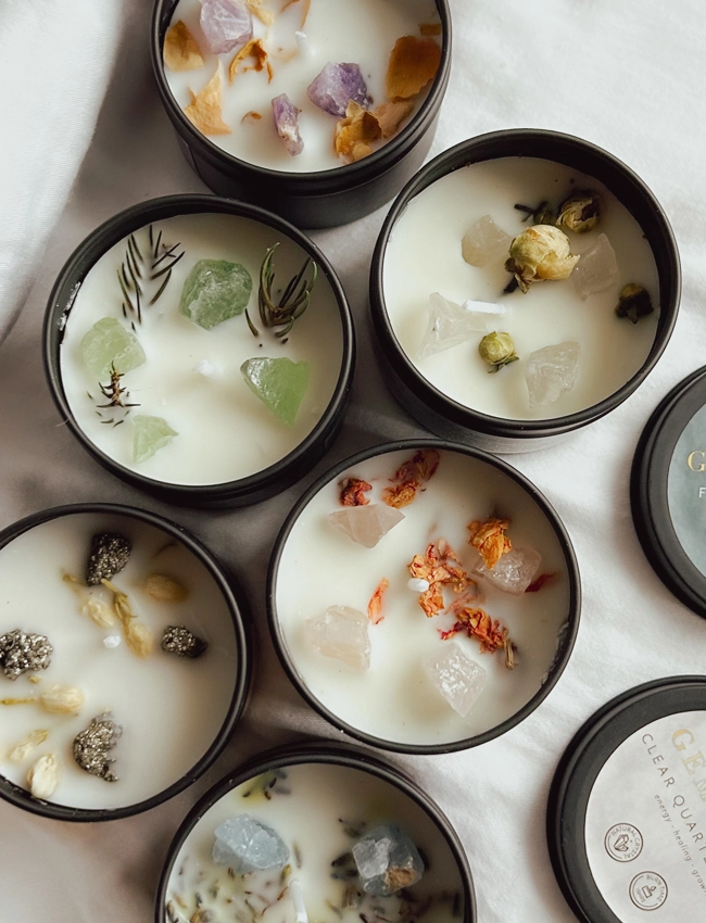 candele naturali con cristalli